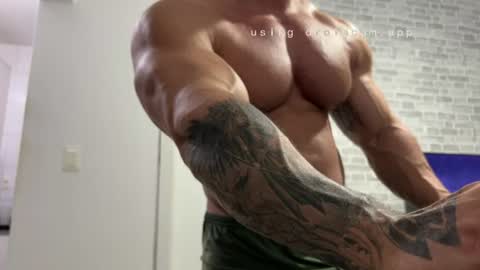 couplemuscle40 online show from July 21, 2:25 am