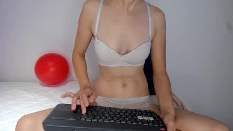 Snapshot of cowmarce chatting on February 13, 2:51 am Marce Online 1pm - 7pm gmt-5 online show from February 13, 2:51 am