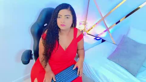 Snapshot of cristal_curly_ chatting on July 24, 11:41 am C R I S T A L online show from July 24, 11:41 am
