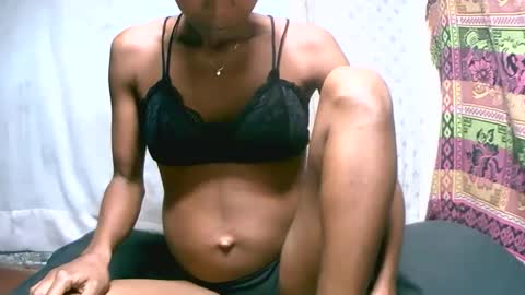 Snapshot of crushlove069 chatting on February 6, 3:00 am crushlove069 online show from February 6, 3:00 am