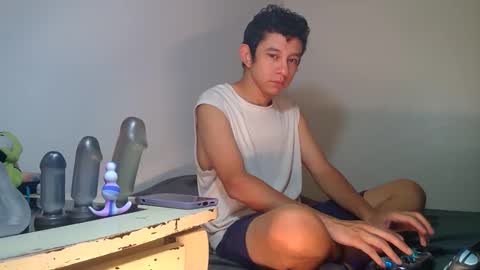 Snapshot of cry_guy chatting on October 1, 7:47 am cry_guy online show from October 1, 7:47 am