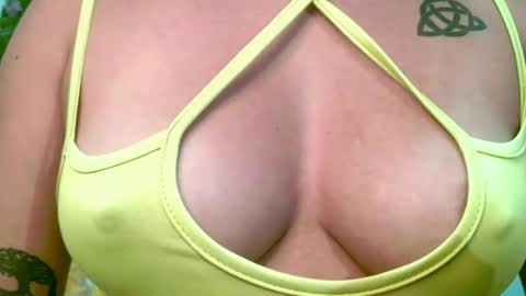 crysrus online show from April 15, 1:01 am