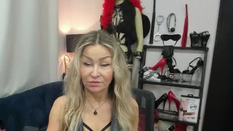 Snapshot of crystalxohotty chatting on December 19, 6:09 am CrystalHotty online show from December 19, 6:09 am