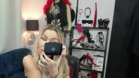 Snapshot of crystalxohotty chatting on February 17, 5:48 am CrystalHotty online show from February 17, 5:48 am