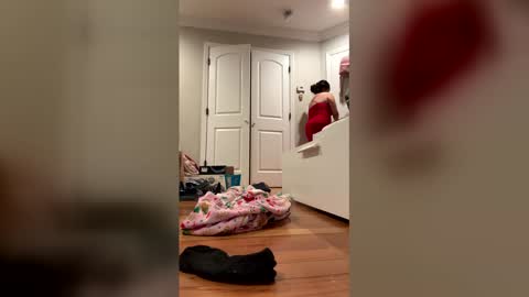 Snapshot of cubanwetdreamdoll chatting on February 22, 10:52 pm Thick Cuban Laz online show from February 22, 10:52 pm