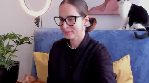Snapshot of cuddlingbunnny chatting on May 9, 7:08 pm Leonela online show from May 9, 7:08 pm