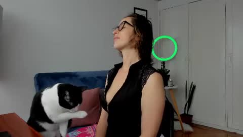Snapshot of cuddlingbunnny chatting on June 14, 7:38 pm Leonela online show from June 14, 7:38 pm