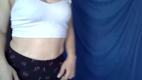 Snapshot of cutie_bee chatting on May 21, 7:26 am cutie_bee online show from May 21, 7:26 am