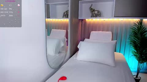 dahianthompson1_ online show from March 2, 8:37 pm