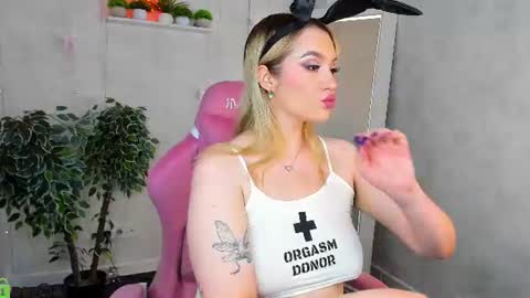 Snapshot of daisy_beckerr chatting on July 17, 5:29 pm Viickie online show from July 17, 5:29 pm