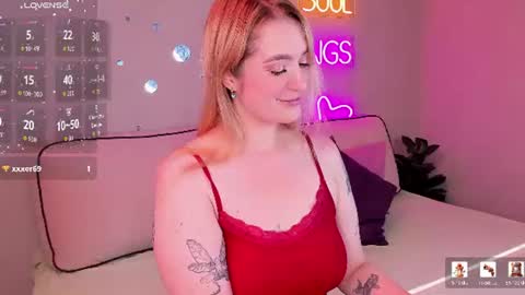 Snapshot of daisy_beckerr chatting on July 19, 9:24 am Viickie online show from July 19, 9:24 am