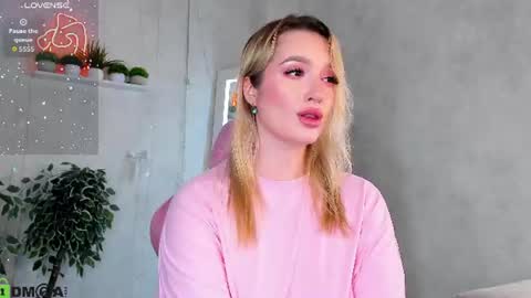 Snapshot of daisy_beckerr chatting on July 31, 4:50 pm Viickie online show from July 31, 4:50 pm