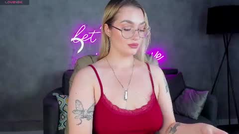 Snapshot of daisy_beckerr chatting on August 4, 9:12 am Viickie online show from August 4, 9:12 am