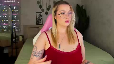 Snapshot of daisy_beckerr chatting on August 9, 9:25 am Viickie online show from August 9, 9:25 am