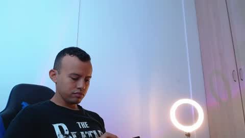 Snapshot of damian_wish chatting on April 15, 12:01 pm Damian Wish online show from April 15, 12:01 pm