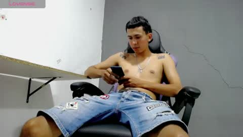 Snapshot of damien_444 chatting on April 5, 8:28 pm damien_444 online show from April 5, 8:28 pm