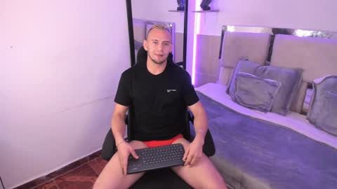 Snapshot of damon_baker0 chatting on January 3, 2:08 pm Damon bakert online show from January 3, 2:08 pm