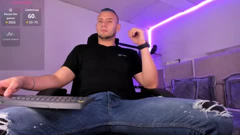 Snapshot of damon_baker0 chatting on February 13, 7:10 pm Damon bakert online show from February 13, 7:10 pm