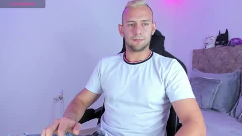 Snapshot of damon_baker0 chatting on October 27, 5:06 pm Damon bakert online show from October 27, 5:06 pm