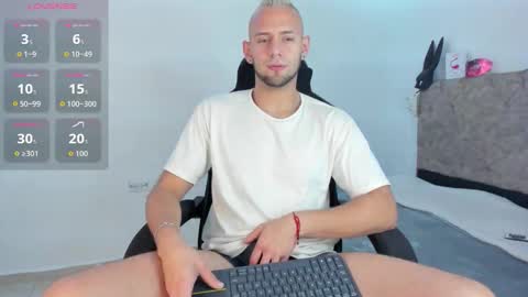 Snapshot of damon_baker0 chatting on December 22, 3:31 pm Damon bakert online show from December 22, 3:31 pm