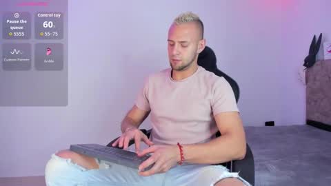 Snapshot of damon_baker0 chatting on January 6, 6:33 pm Damon bakert online show from January 6, 6:33 pm