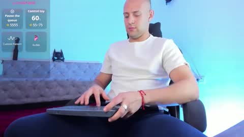 Snapshot of damon_baker0 chatting on February 9, 2:43 pm Damon bakert online show from February 9, 2:43 pm