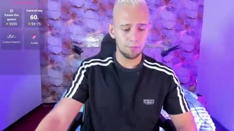 Snapshot of damon_baker0 chatting on June 26, 7:18 pm Damon bakert online show from June 26, 7:18 pm