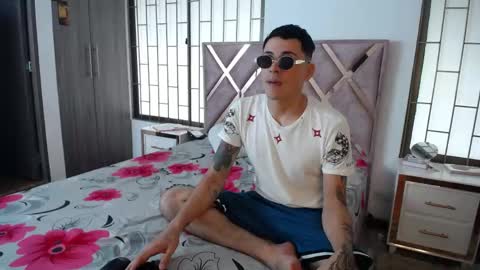 daniel_velez26 online show from May 14, 8:59 pm