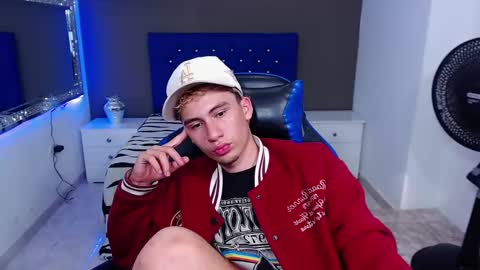 Snapshot of dante_tompson chatting on January 30, 8:53 pm Dante online show from January 30, 8:53 pm