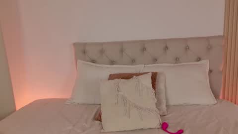 Antonella Mora online show from July 25, 4:15 pm