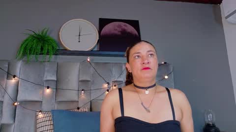 D A P H N E  online show from March 6, 5:04 am