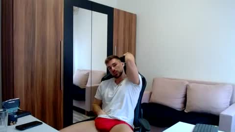 Snapshot of darius_94 chatting on June 27, 12:33 pm darius_94 online show from June 27, 12:33 pm