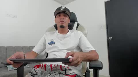 Snapshot of dave_skinnycum420 chatting on October 1, 2:06 am dave online show from October 1, 2:06 am