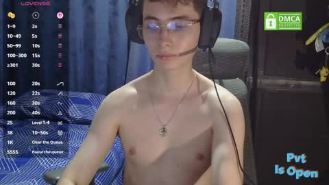 Snapshot of david_colombian chatting on June 4, 1:33 am ProgrammerBoy online show from June 4, 1:33 am