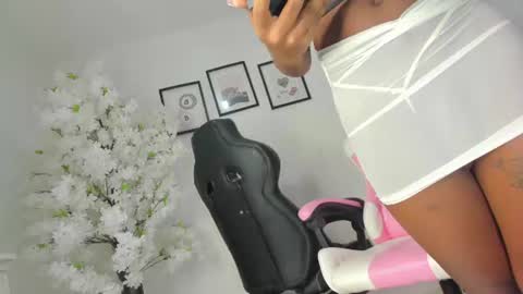 Snapshot of dayanis_latin chatting on June 19, 4:06 am dayanis_latin online show from June 19, 4:06 am
