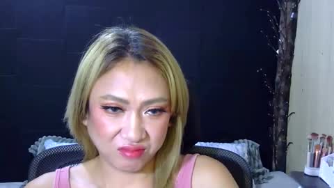 Snapshot of dazzlinglady44 chatting on May 9, 6:24 pm stephaniechim online show from May 9, 6:24 pm