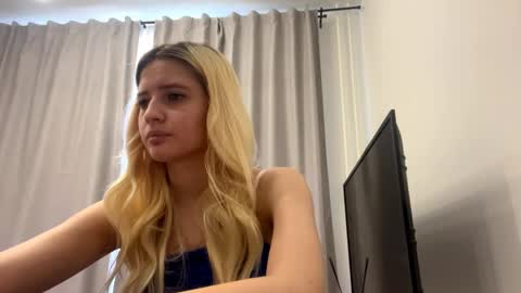 Amelia online show from May 22, 1:06 pm