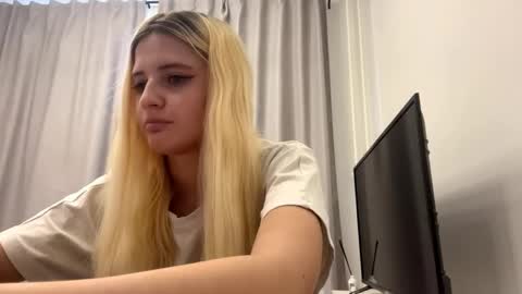 Amelia online show from May 24, 1:05 pm