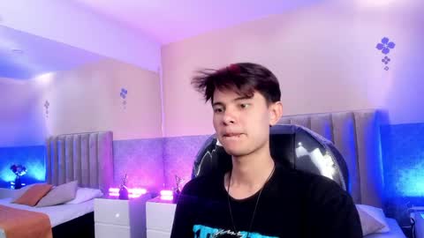 derek_sinn online show from April 20, 8:43 pm