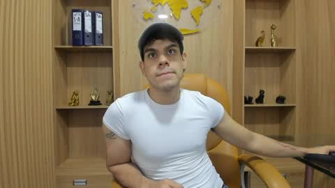derek_voss online show from April 24, 11:34 am