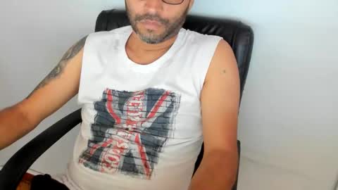 Snapshot of derrik_ chatting on June 8, 1:00 pm online show from June 8, 1:00 pm