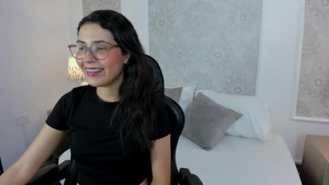 Snapshot of desireee_ chatting on May 6, 7:19 pm desire online show from May 6, 7:19 pm