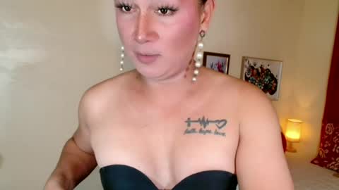 destenierose online show from June 25, 2:11 am