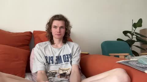 Snapshot of di_n_alex chatting on May 17, 8:12 am Di Alex online show from May 17, 8:12 am