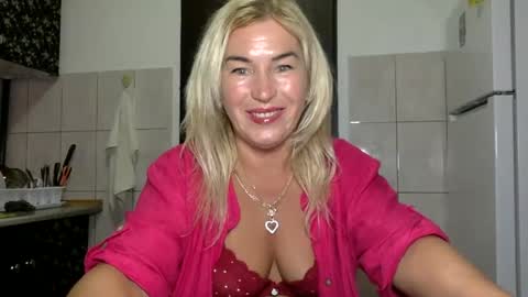 Snapshot of diana583578 chatting on December 4, 8:40 pm diana583578 online show from December 4, 8:40 pm