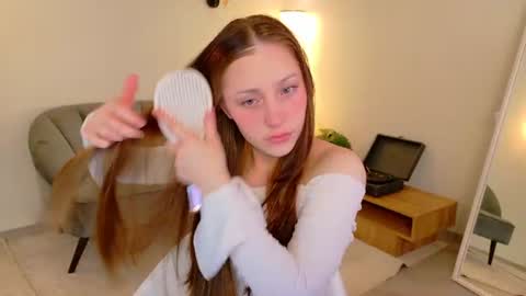 Snapshot of dina_peach chatting on July 19, 5:55 am Dina online show from July 19, 5:55 am
