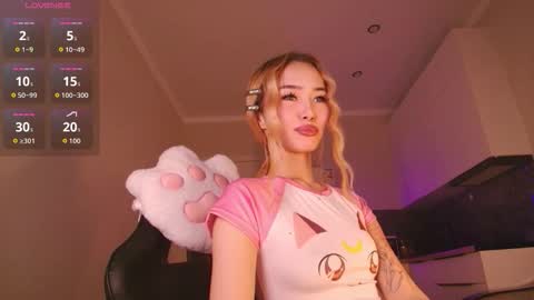 Snapshot of dion_lee9 chatting on February 9, 2:21 pm Reina online show from February 9, 2:21 pm