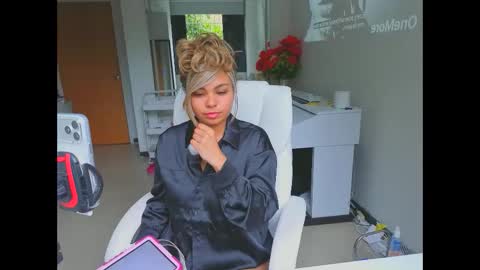 diosadeluniverso_ online show from April 16, 12:50 pm