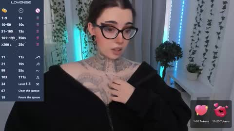 dixipixi_ online show from March 13, 5:47 am