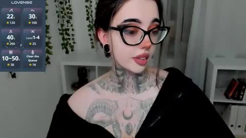 Snapshot of dixipixi_ chatting on July 10, 6:28 am dixipixi_ online show from July 10, 6:28 am